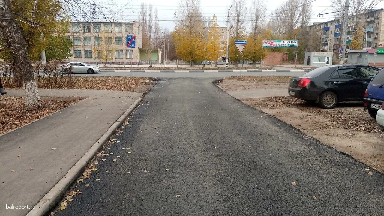 Фура перекресток заезжает во двор. Балаково дворы. Заблокировали машину во дворе. Шлагбаум во дворе. Чья чудесная коляска въехала во двор.