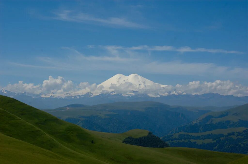 Самая высокая гора в рос. Гора Эльбрус Кабардино-Балкария. Гора Эльбрус (Кабардино-Балкария, Карачаево-Черкесия). Горы Эльбрус кавказский хребет. Самая высокая гора Кавказа Эльбрус.