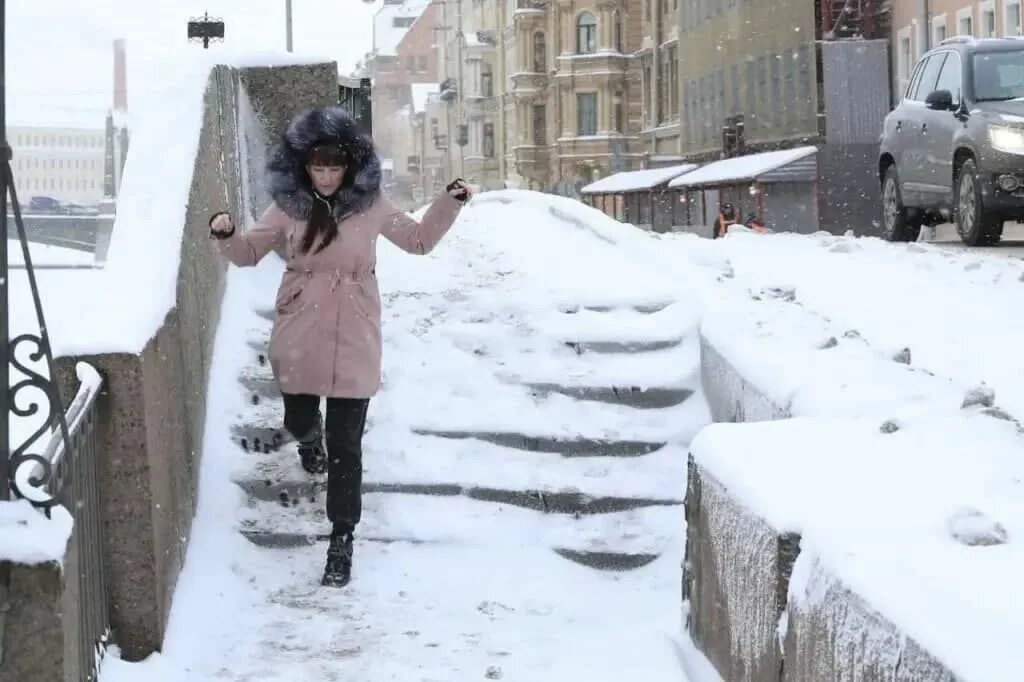 В петербурге выросло число. Гололед в питере. снег в петербурге. плохо убирают снег гололед. подскользнулся в питере.