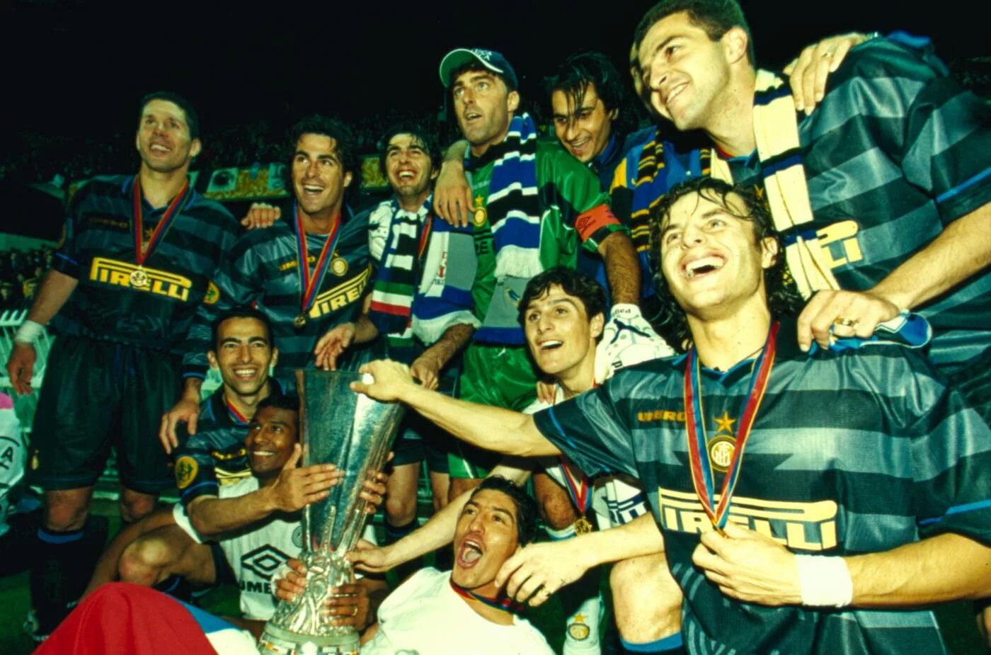 Уефа 1998. Inter 1998 Кубок УЕФА. Финал Кубка УЕФА 1998. Интер 1997/1998. Кубок УЕФА 1997-1998 финал.