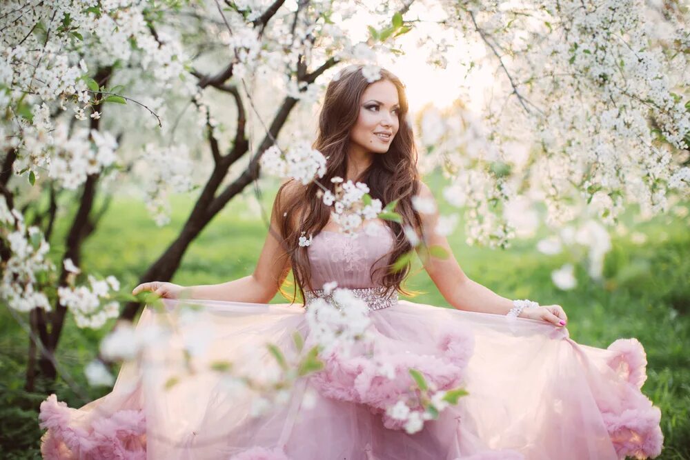 длинный весенний. моника чантал в голубом платье. летнее платье. длинный весенний. длинные платья.