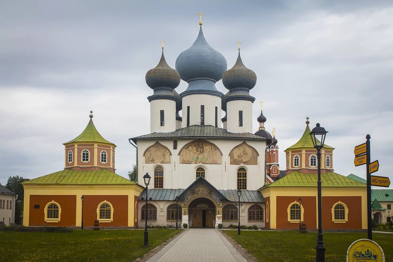 Тихвинский богородичный монастырь. Тихвинский богородичный успенский монастырь. Крестовоздвиженская церковь тихвинского монастыря. Тихвин богородичный успенский монастырь. Тихвин успенский монастырь.