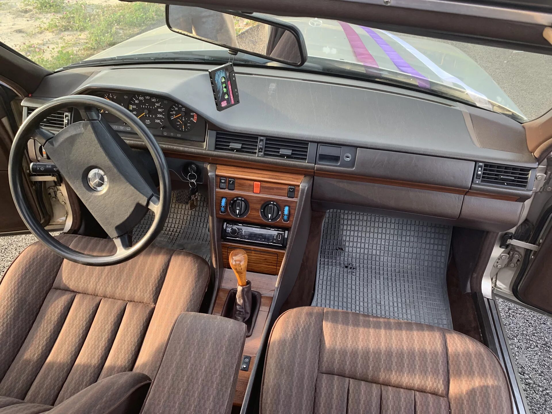 Mercedes benz w124 e200 салон. Mercedes-benz w124 салон. Мерседес бенц 124 салон. Салон mercedes w124 серый. Mercedes-benz w124 салон.