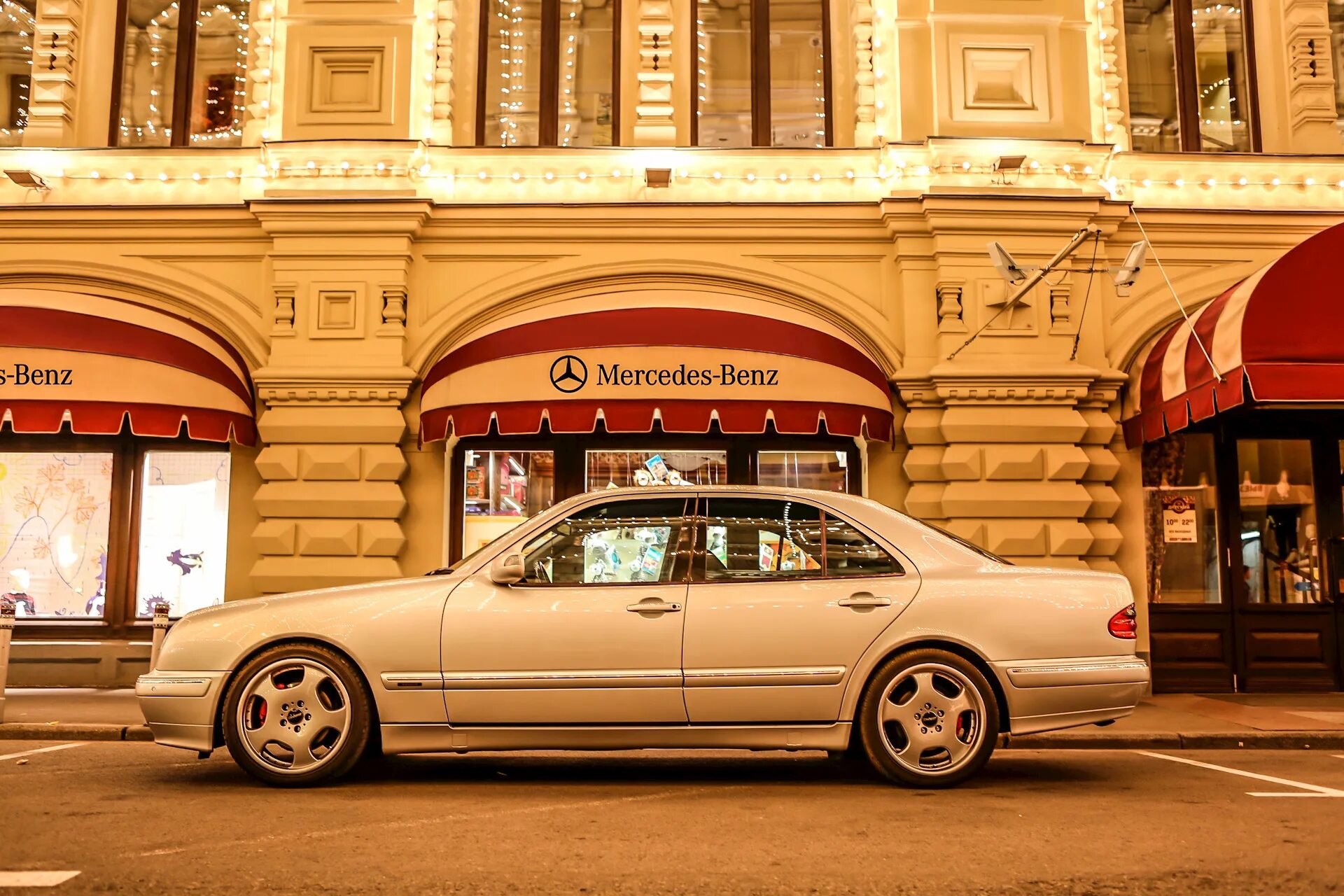 Mercedes Москва. Мерсы Москва. Мерс в Москве. Ресторан Мерседес Москва. Мерседес s москва