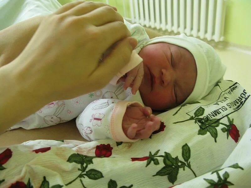 Новорожденный ребенок в роддоме. Фотосессия новорождённых в роддоме. Первый день новорожденного дома