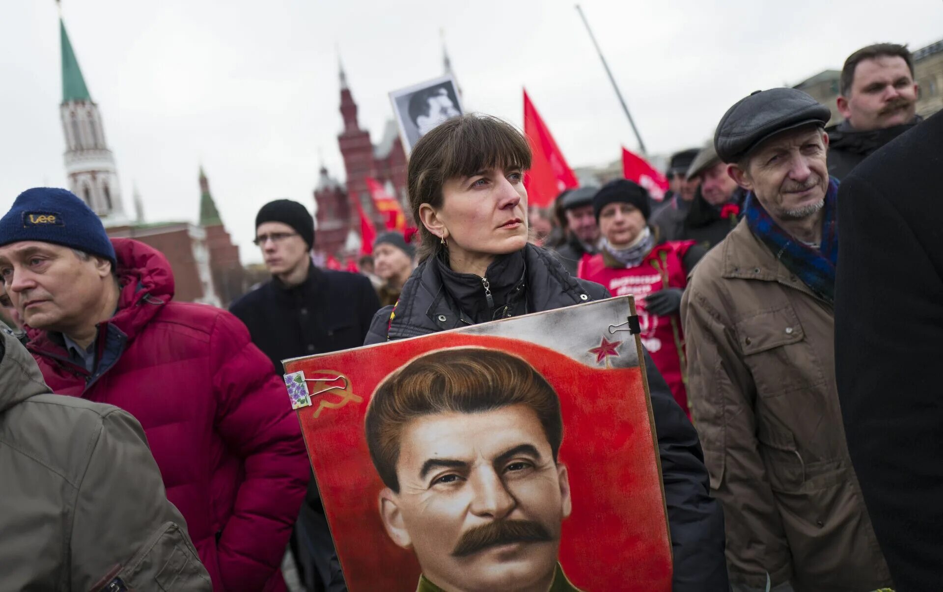 Митинг у портрета Сталина. Сталинисты. Православный сталинизм. Люди с портретом Сталина. Митинги в россии 2024 год