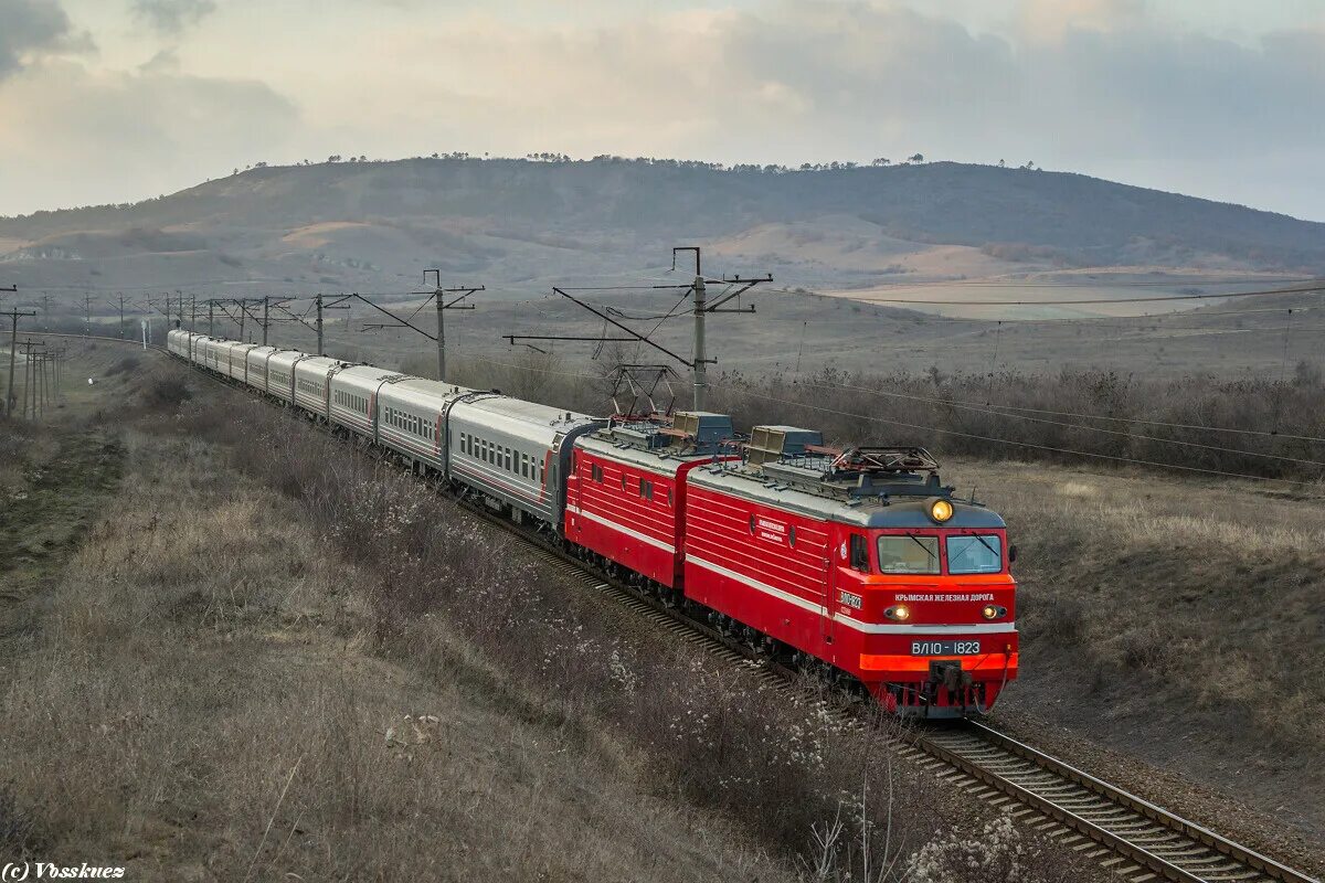 Поезд 092м таврия. Вл10 Крымская железная дорога. Поезд вл10-1823. Вл 10-1823 электровоз. Вл10-1823.