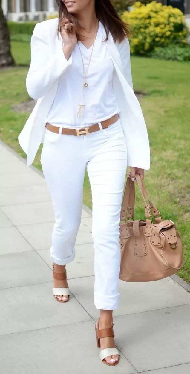 Под белыми брюками. Под белыми брюками. Широкие брюки женские. Образы с белыми брюками. Луки с белыми джинсами.