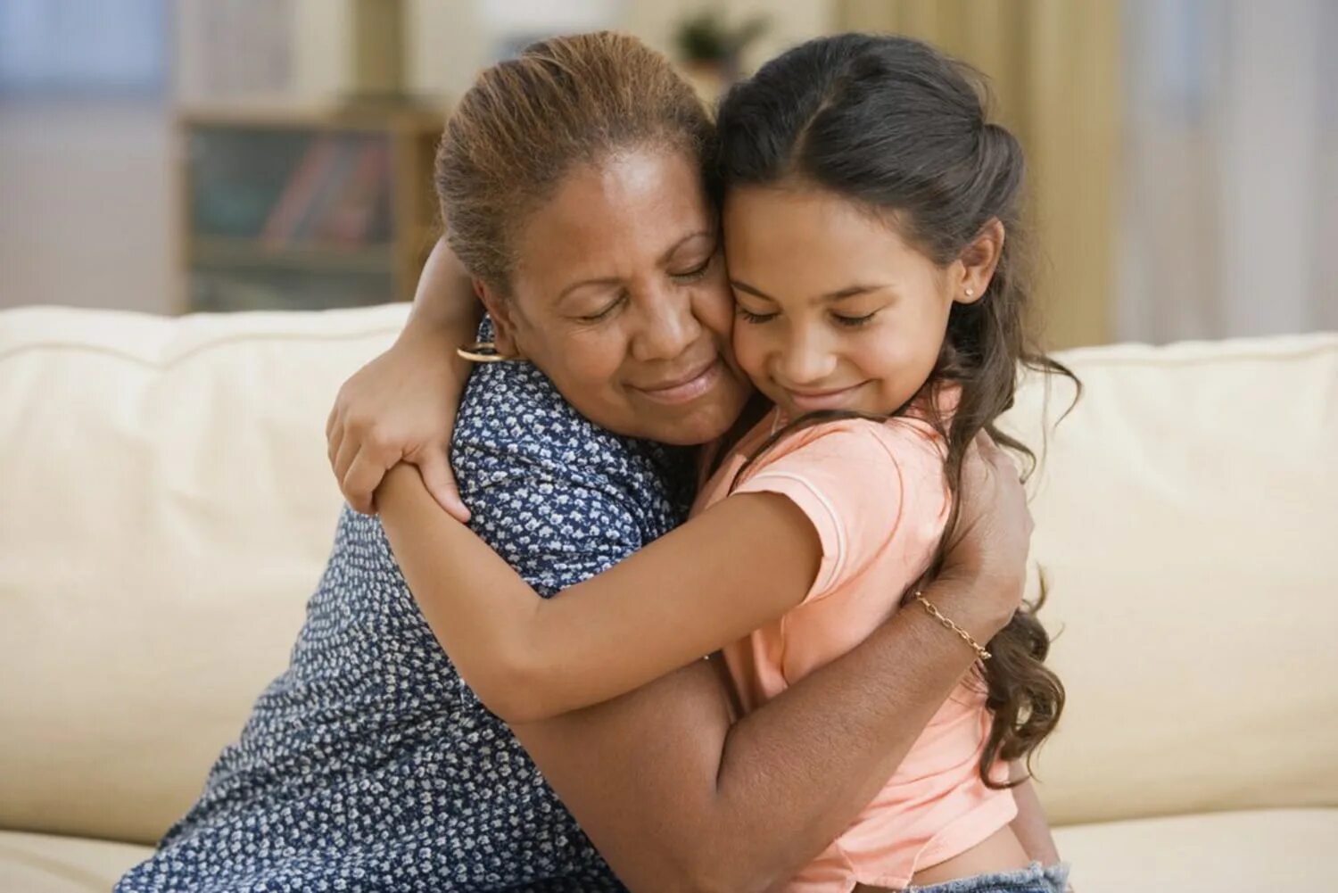 Афро мамочки. Люди обнимаются. Black woman and with baby. Health baby banner black people. Mother brown.