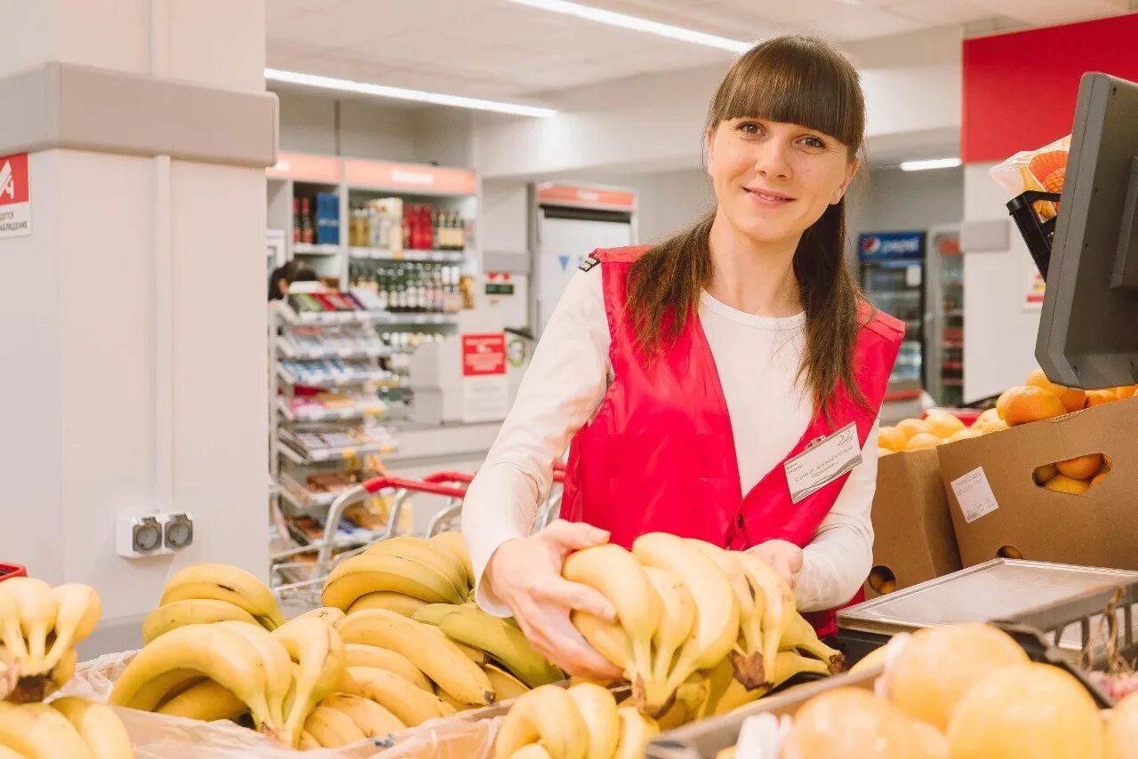 Кассир на рынке. Продавец магнит. Кассир магнит. Сотрудники магазина. Кассирша магнит.