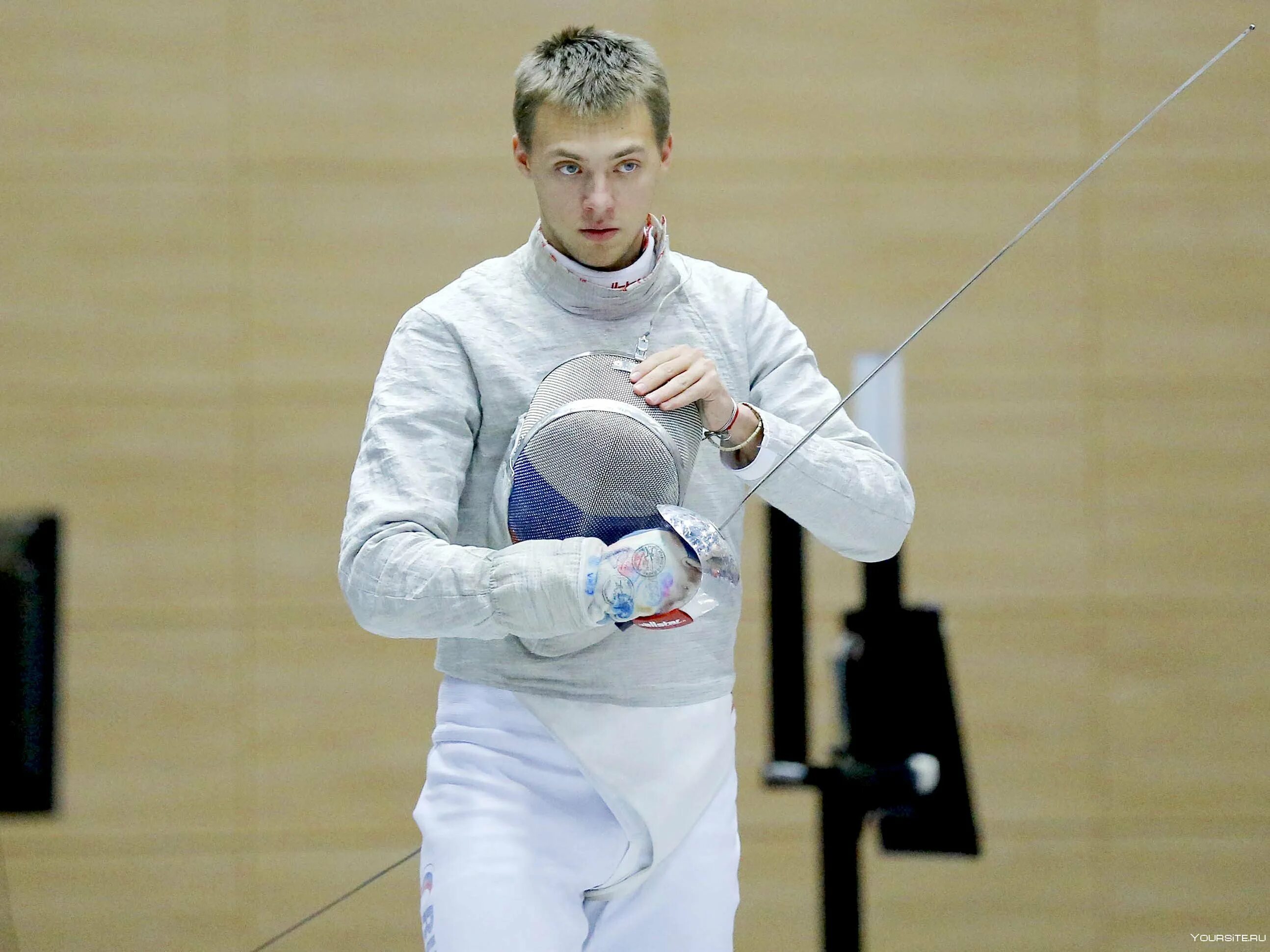 Рапира для фехтования. Всероссийские соревнования памяти н. Мегастар фехтование. Клуб фехтования влагалище. Фехтовальщик с рапирой.
