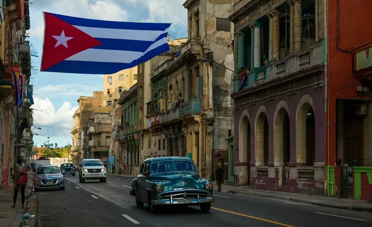 Флаг Кубы в Гаване. Куба город Гавана. Столица Кубы Гавана. Куба Гавана Гавана океан.