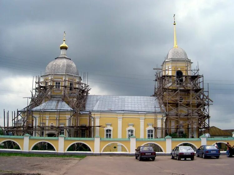 Дмитровск сейчас. Дмитровск храм Димитрия Солунского. Дмитровск Орловский храм Дмитрия Солунского. Церкви в Дмитровске Орловском. Храм Димитрия Солунского Орловская область.