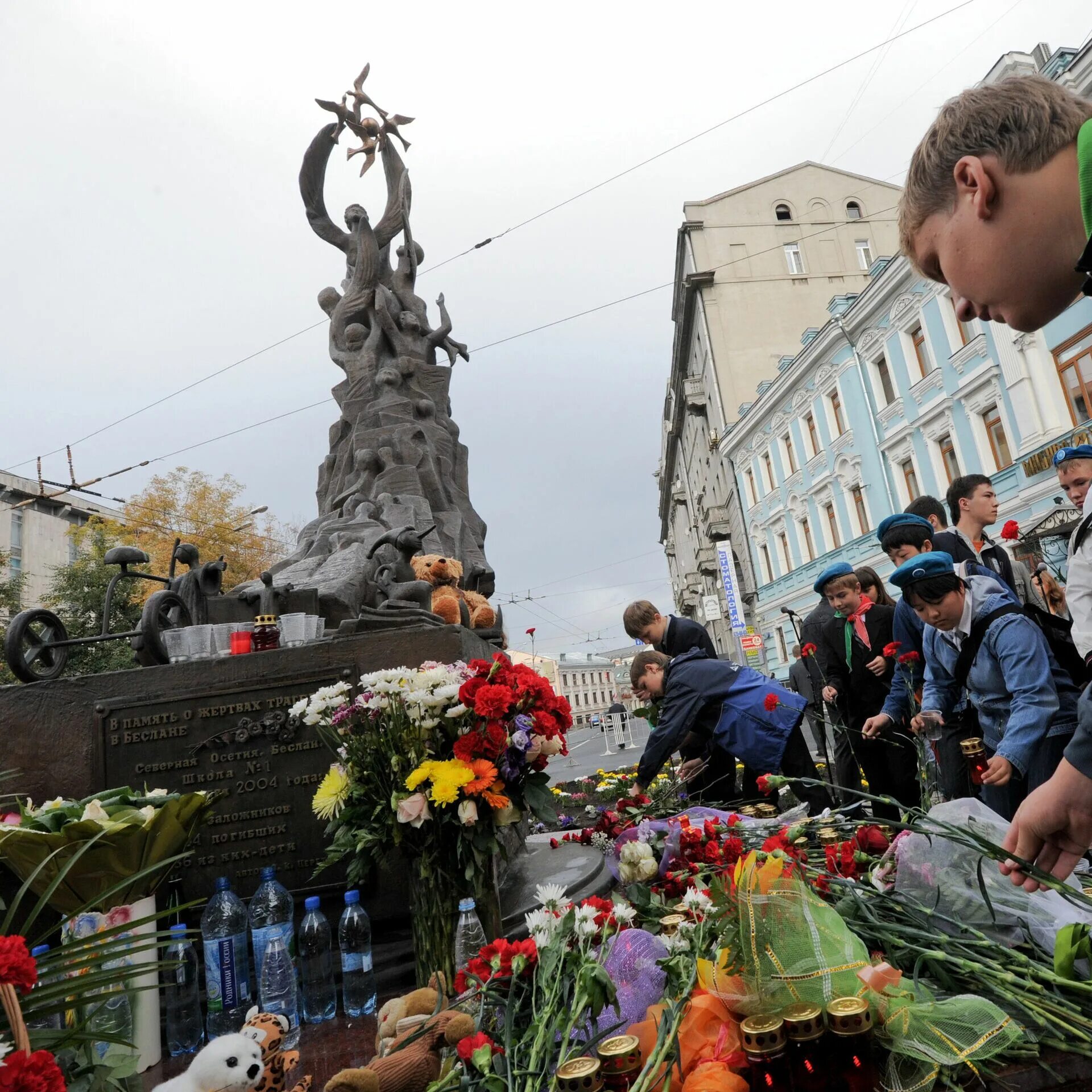 Памятник жертвам Беслана в Москве. Памятник детям Беслана в Москве. Сан Марино памятник детям Беслана. Памятник детям Беслана в Беслане.