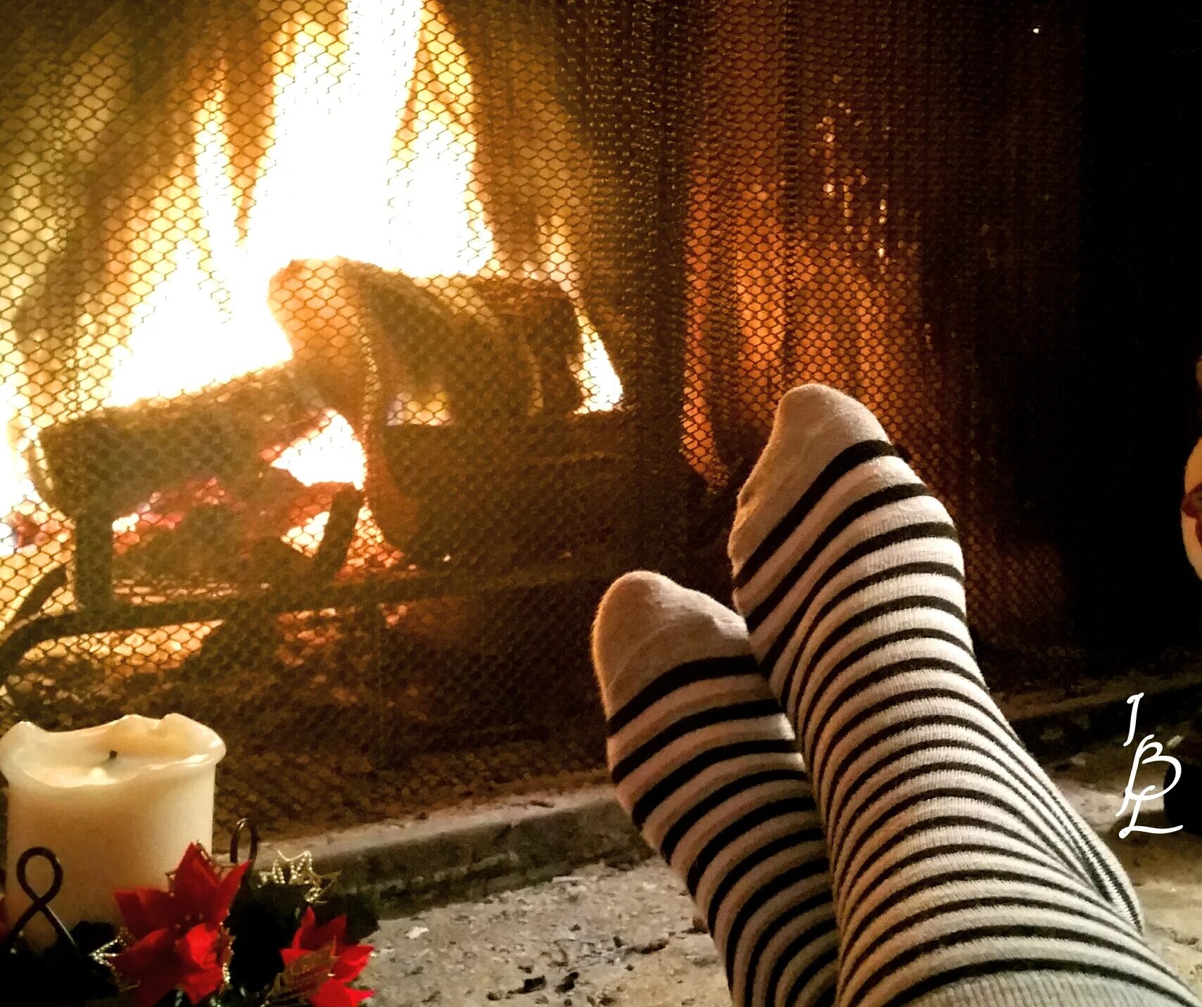 Красотка и огонь. Огонь арт. Парень с горящей газетой. Пламя на дороге. Leg fire.