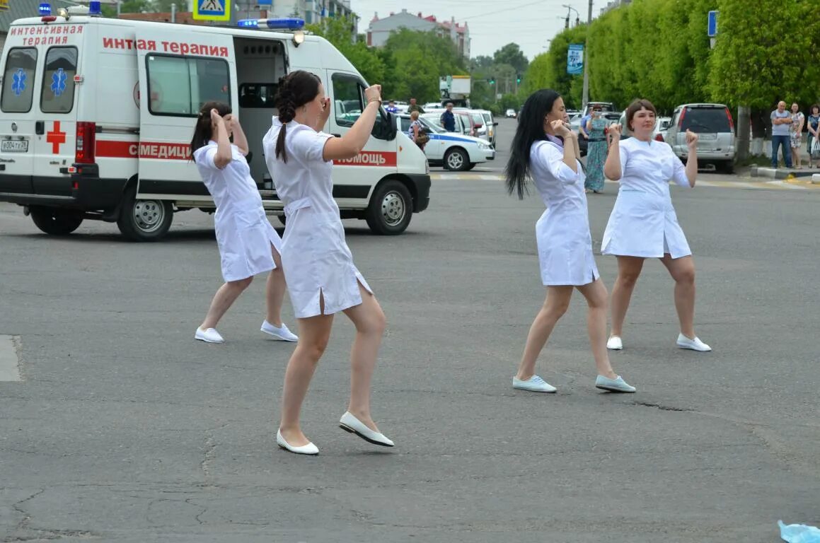 Погода на сегодня белогорск амурская область. Танцующие медсестры. Медсестра танцует. Медицинский флешмоб. Фотосессия медиков на улице.