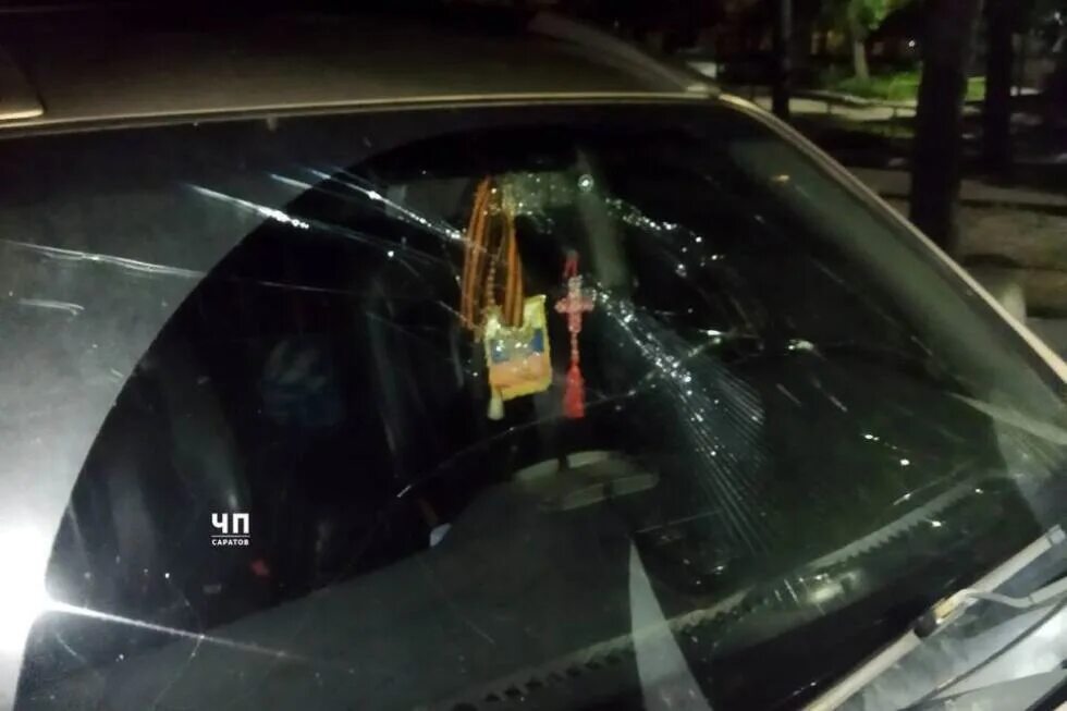 Разбила парню машину. Башкой разбил лобовое стекло. Мужчина с разбитой машиной.