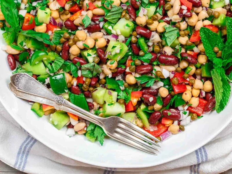 Салат фасоль. Салат с фасолью и овощами свежими. Салат с оливковым маслом. Средиземноморский салат с фасолью. Салат с оливковым маслом рецепт