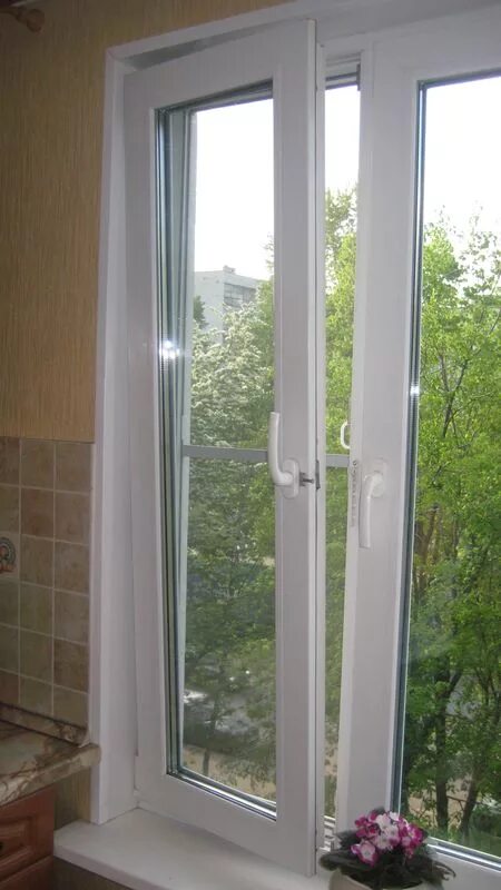 Как починить окно если оно повисло. Створка окна повисла на нижней петле. Ручка на окне не поворачивается. Ручка не закрывает пластиковое окно. Как починить окно если оно повисло.