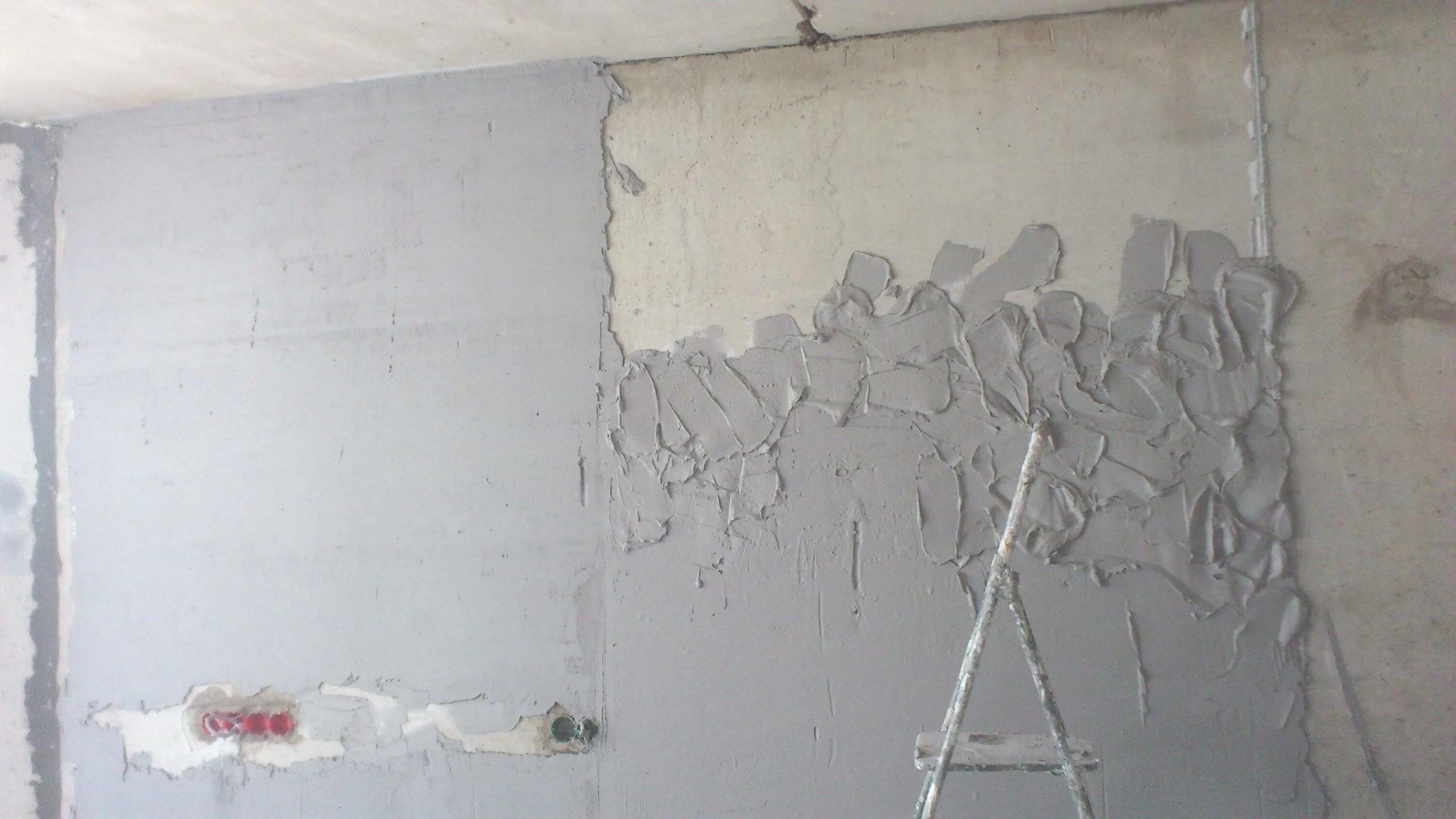 Шпаклевка на старую шпаклевку. Штукатурка стен. Штукатурка стен в квартире. Штукатурка и шпаклевка стен. Отштукатуренные стены.