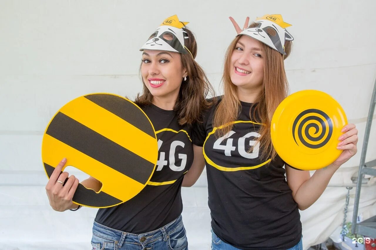 Продавец билайн. Билайн слоган. Билайн логотип 2021. Билайн новый логотип. Билайн был на вечеринке.