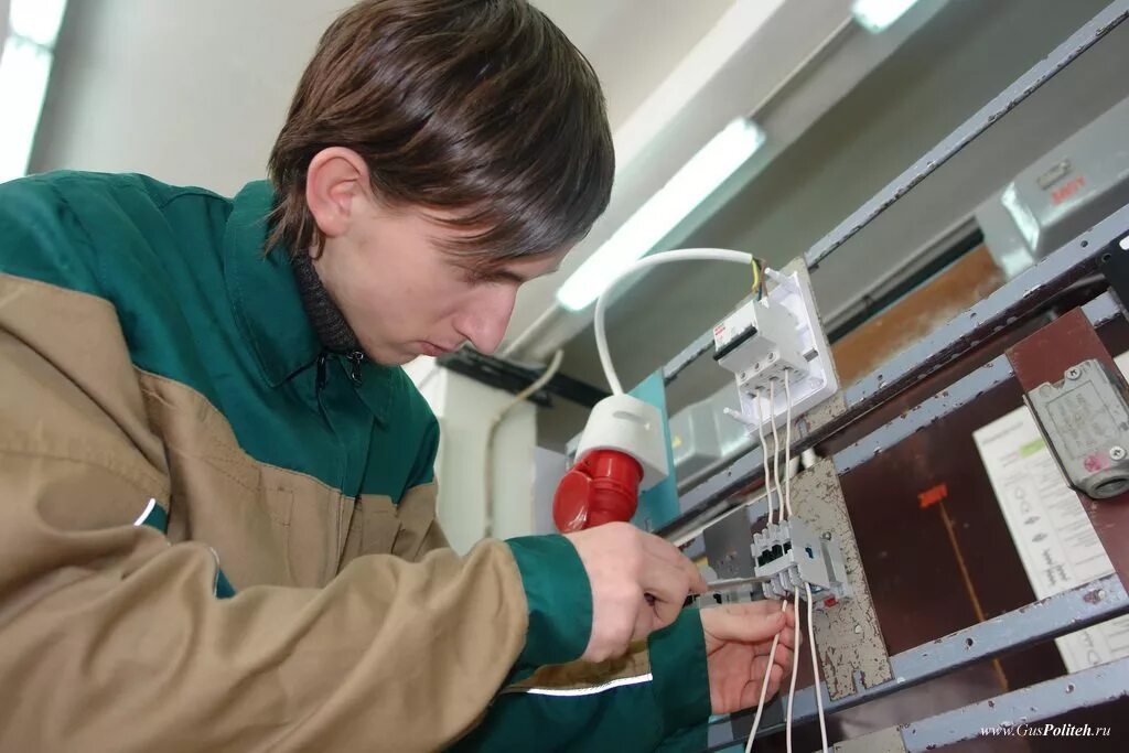 Практика электромонтера. Практика студентов электриков. Студенты электрики. Практика студентов электриков. Монтажник электрооборудования.