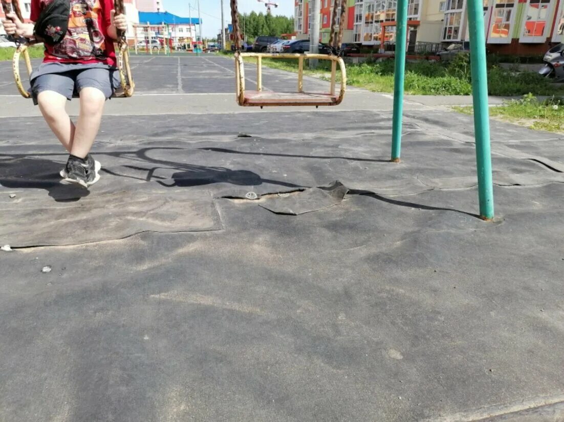 Нашли опасную детскую площадку