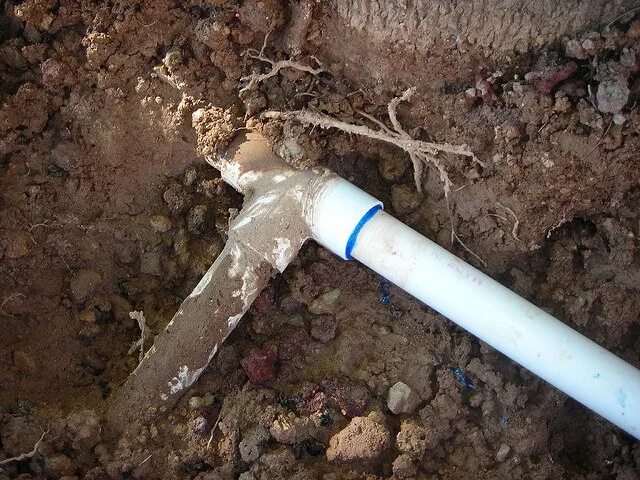 Какие трубы не замерзают зимой. Пластиковые водопроводные трубы в земле. Водопроводные трубы под землей. Трубы под землей. Труба в земле.