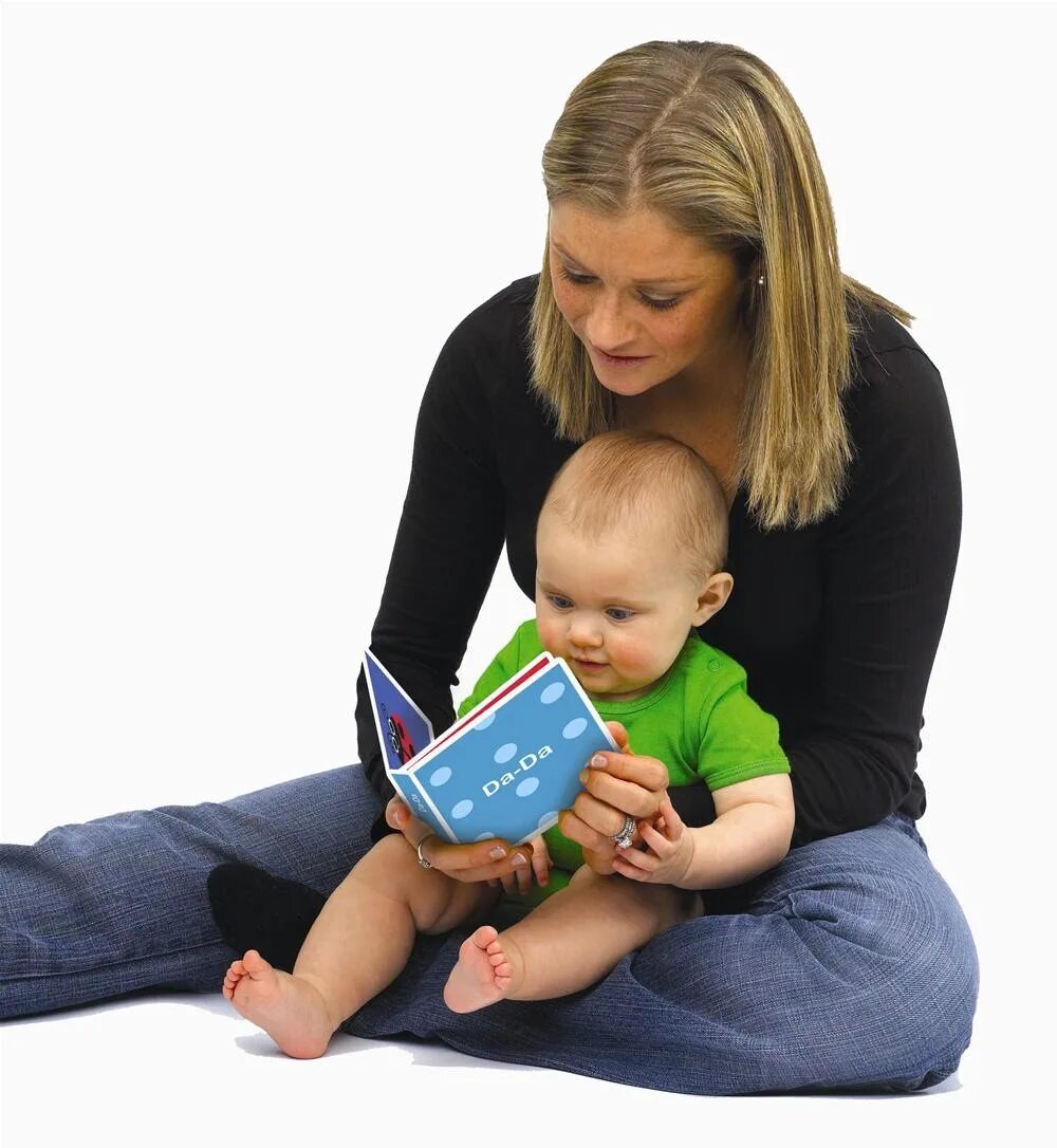 Чтение для детей. Мама читает книгу ребенку. Книга мамы и малыши. Мама с книжкой и ребенком. Мама читает детям картинки
