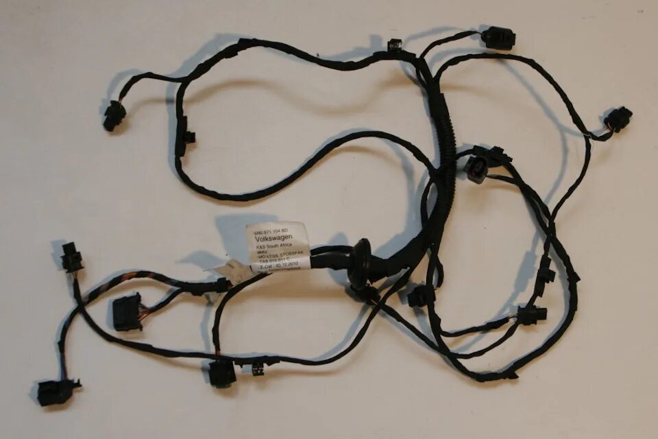 Проводка передних парктроников дискавери 4. Проводка бампера. Проводка бампера. Проводка бампера t6. Тормозные трубки чери фора а21.