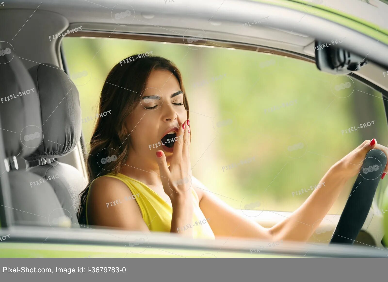 Машины зевали. Человек зевает за рулем. Девушка зевает. Женщина зевает за рулем.