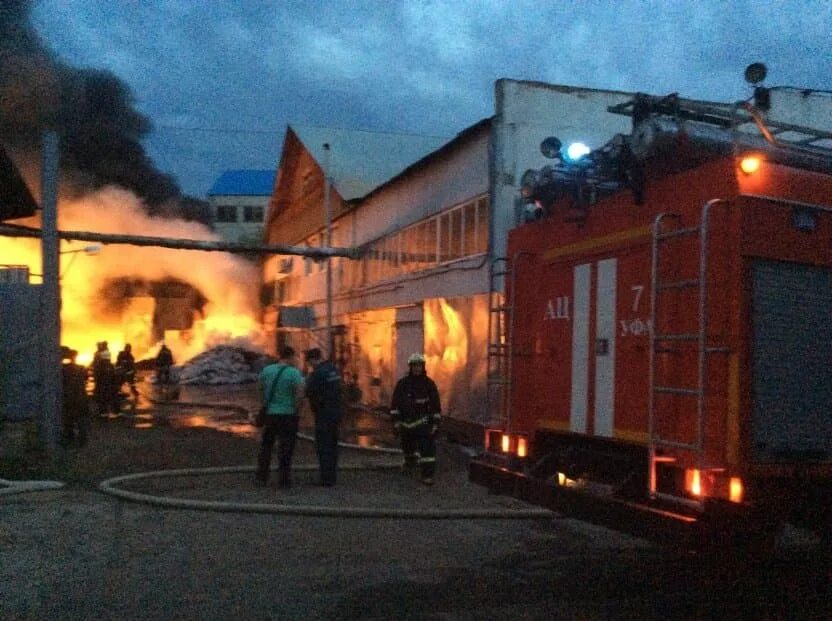 Пожар в новом городе город ульяновск. Пожар в набережных челнах сейчас промзона. Тушение пожара. Пожары. Пожар в промзоне дзержинска 19 апреля.