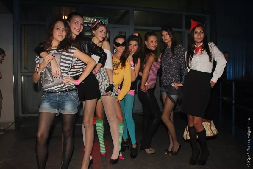 Как молодежь одевается на дискотеку. Как молодежь одевается на дискотеку. Как молодежь одевается на дискотеку. Платье в стиле 90-х. Наряды 90-х.