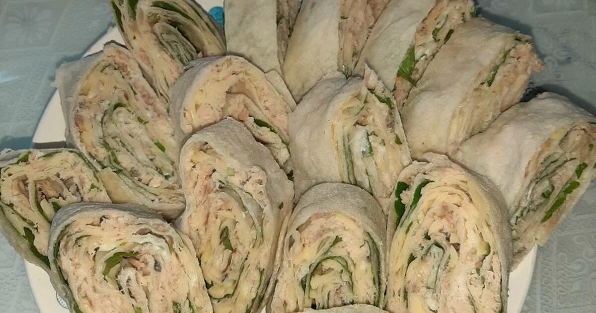 Рецепт рулета из лаваша с рыбными консервами. Рулет из лаваша с горбушей. лаваш с консервами рыбными. рулет из лаваша с консервами. рулет с горбушей в лаваше.