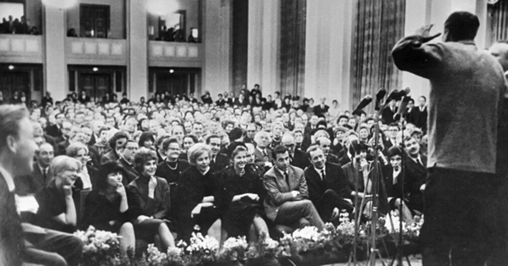 Поэзия 60 х годов. Вечера поэтов в Политехническом 1960е. Поэты шестидесятники в Политехническом музее. Евтушенко Московском Политехническом музее.. Политехнический музей шестидесятники.