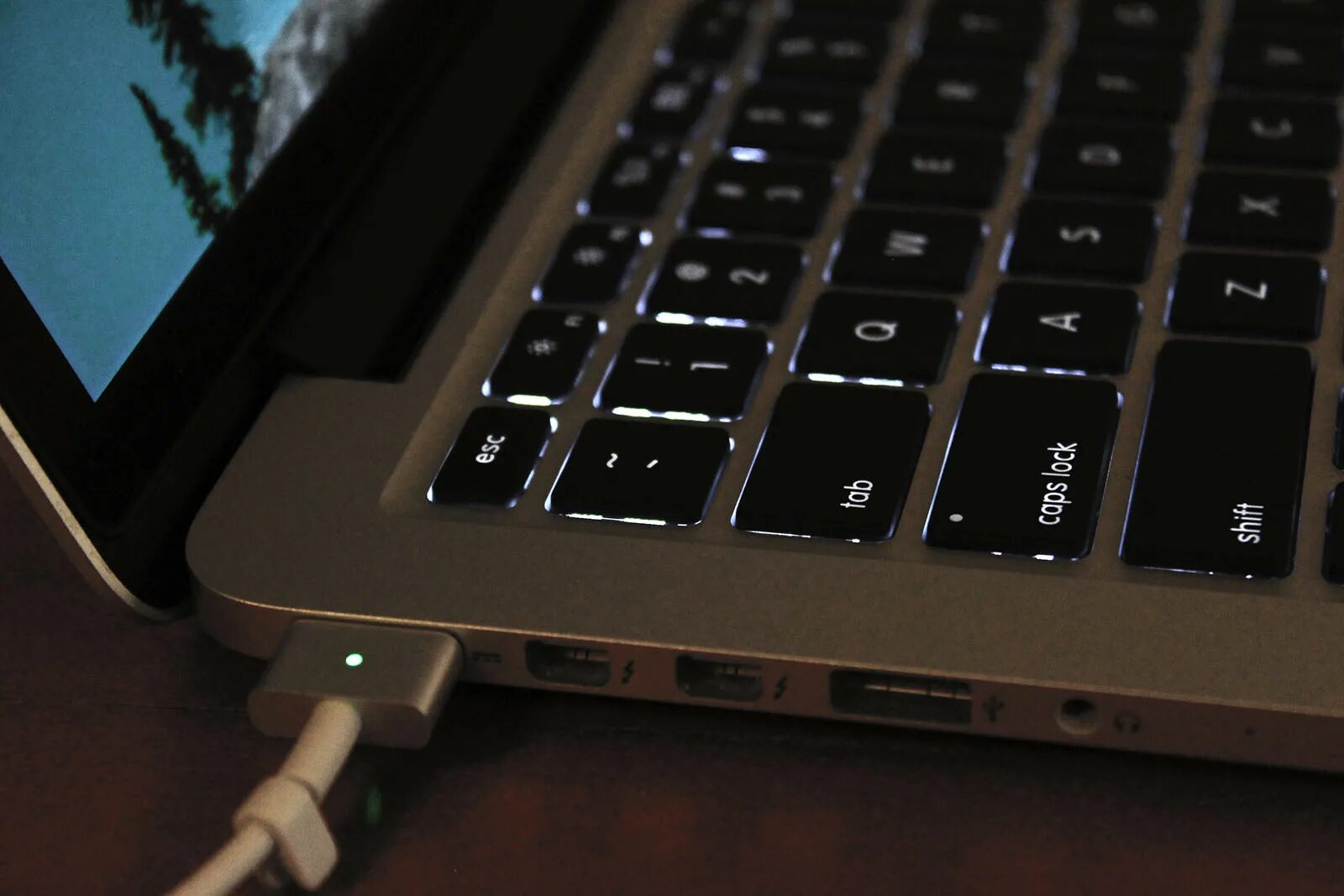 Не заряжается макбук про в чем проблема. Сброс smc macbook pro. macbook air заряжается. аккумулятор не заряжается macbook pro. сбросить smc на macbook pro.