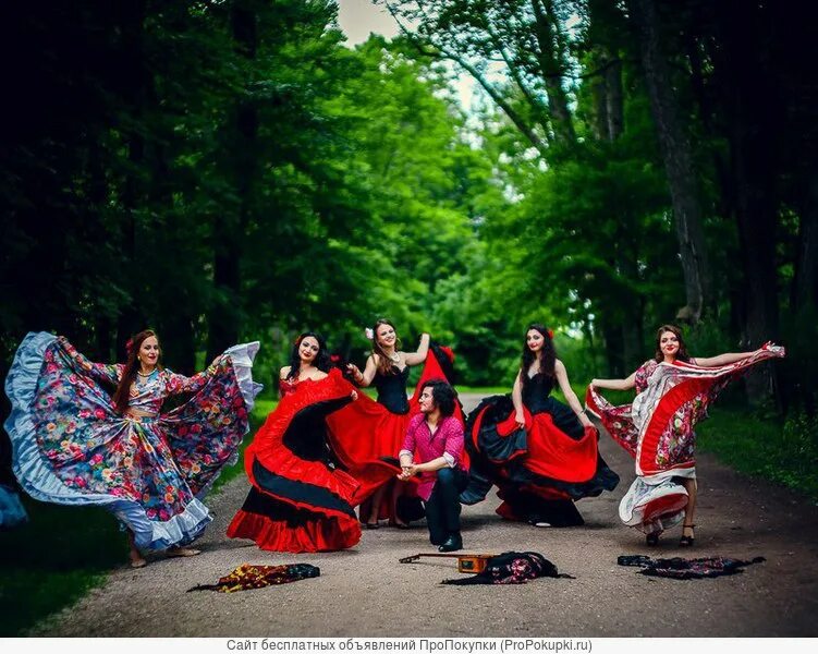 Цыганская танцевальная веселая. Цыганский фестиваль Ягори. Ансамбль закарпатских цыган. Цыгане на праздник. Цыганский народный танец.