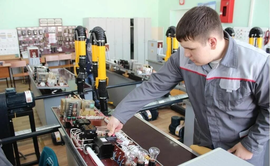 Наладчик станков. Автоматизация производства. Практика промышленное оборудование. Токарный станок с чпу ke36/750. Оператор станков с числовым программным управлением.