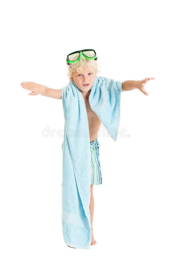 Била полотенцем. Мальчик в полотенце. Юная прикрывается полотенцем. Ребенок в полотенце и очках. Фотосессия ребенка в полотенце.