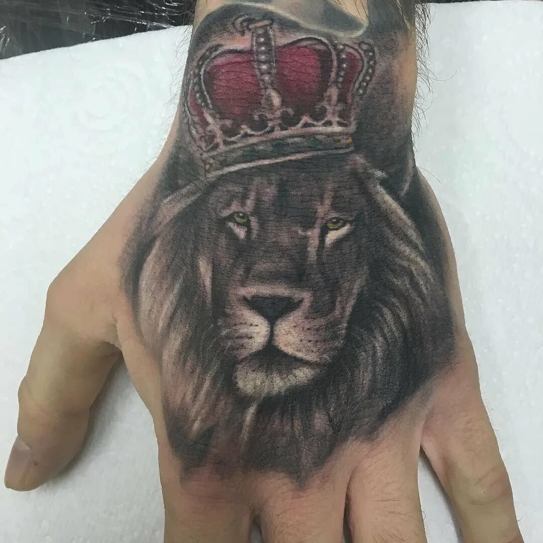 тату лев с короной для мужчин на руке. тату лев на кисти. тату корона мужская. тату лев. тату лев.