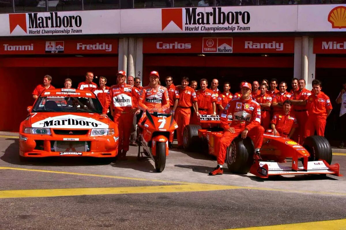 Гонки формула 1 команды. Феррари формула 1 Мальборо. Marlboro гонки машина Formula 1. Команда Мальборо гоночная. Scuderia Ferrari f1 Team история.