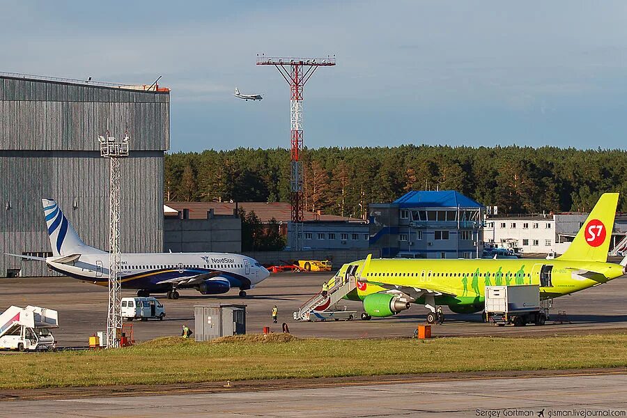 Аэропорт красноярск край. Аэропорт Емельяново Красноярск. Порт Емельяново. Емельянова аэропорт Красноярск. Аэропорт Красноярск перрон.