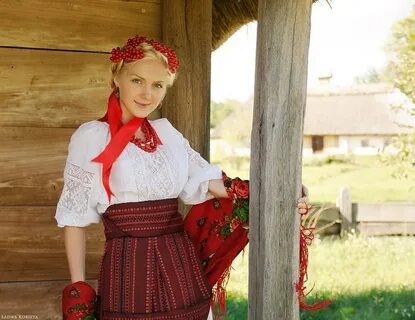 Украинка в национальном костюме