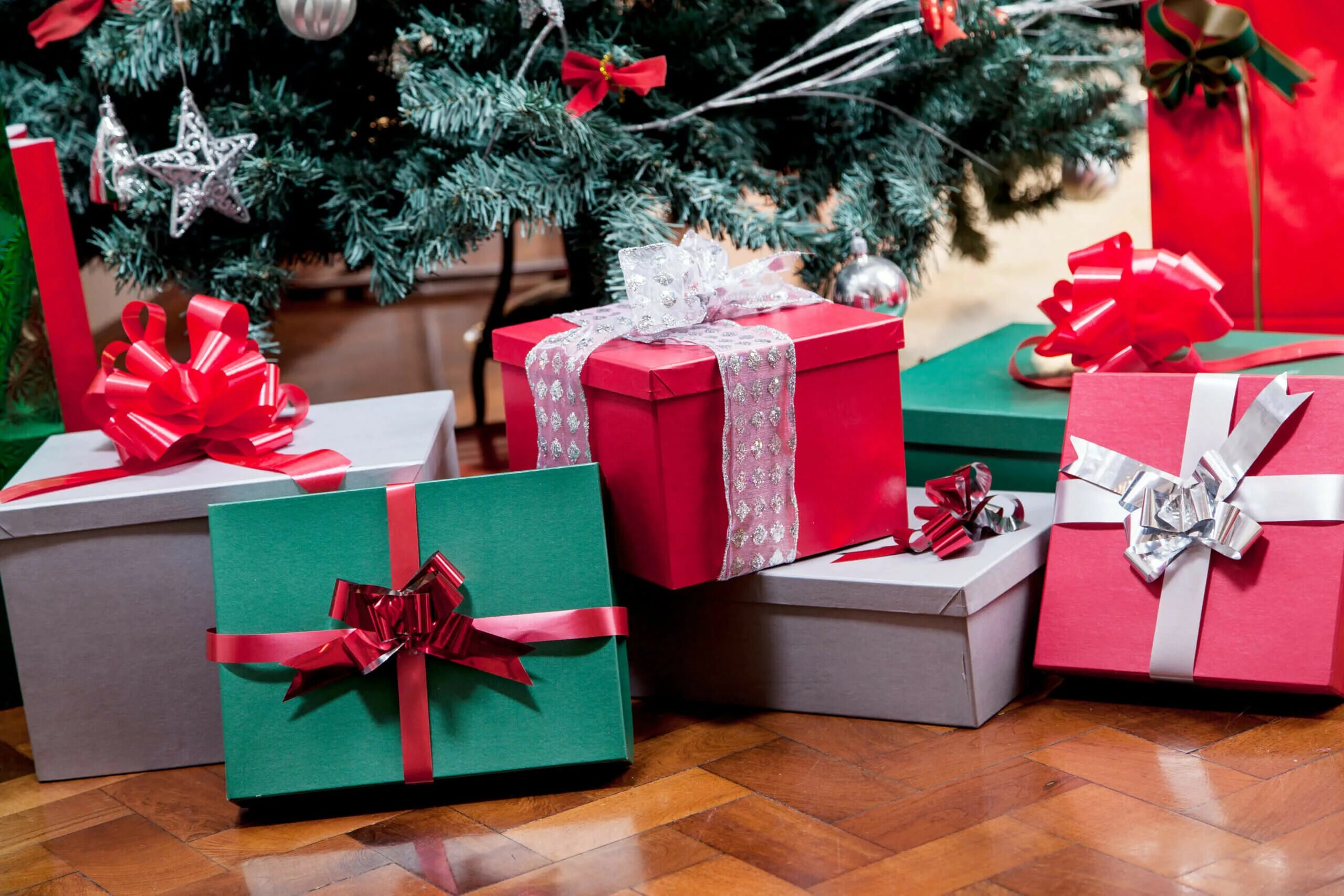 Holiday gifts. Подарки под ёлкой. Подарочные коробки под елку. Декоративные подарки под елку. Коробки под елку новогодние.