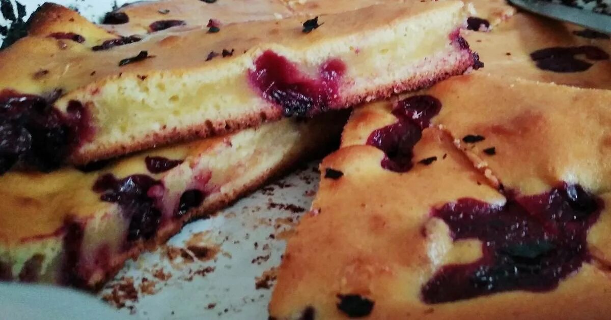 Шарлотка с замороженной смородиной. Шарлотка с замороженной смородиной. Шарлотка с замороженной смородиной. Шарлотка из замороженных ягод. Шарлотка с замороженной смородиной.