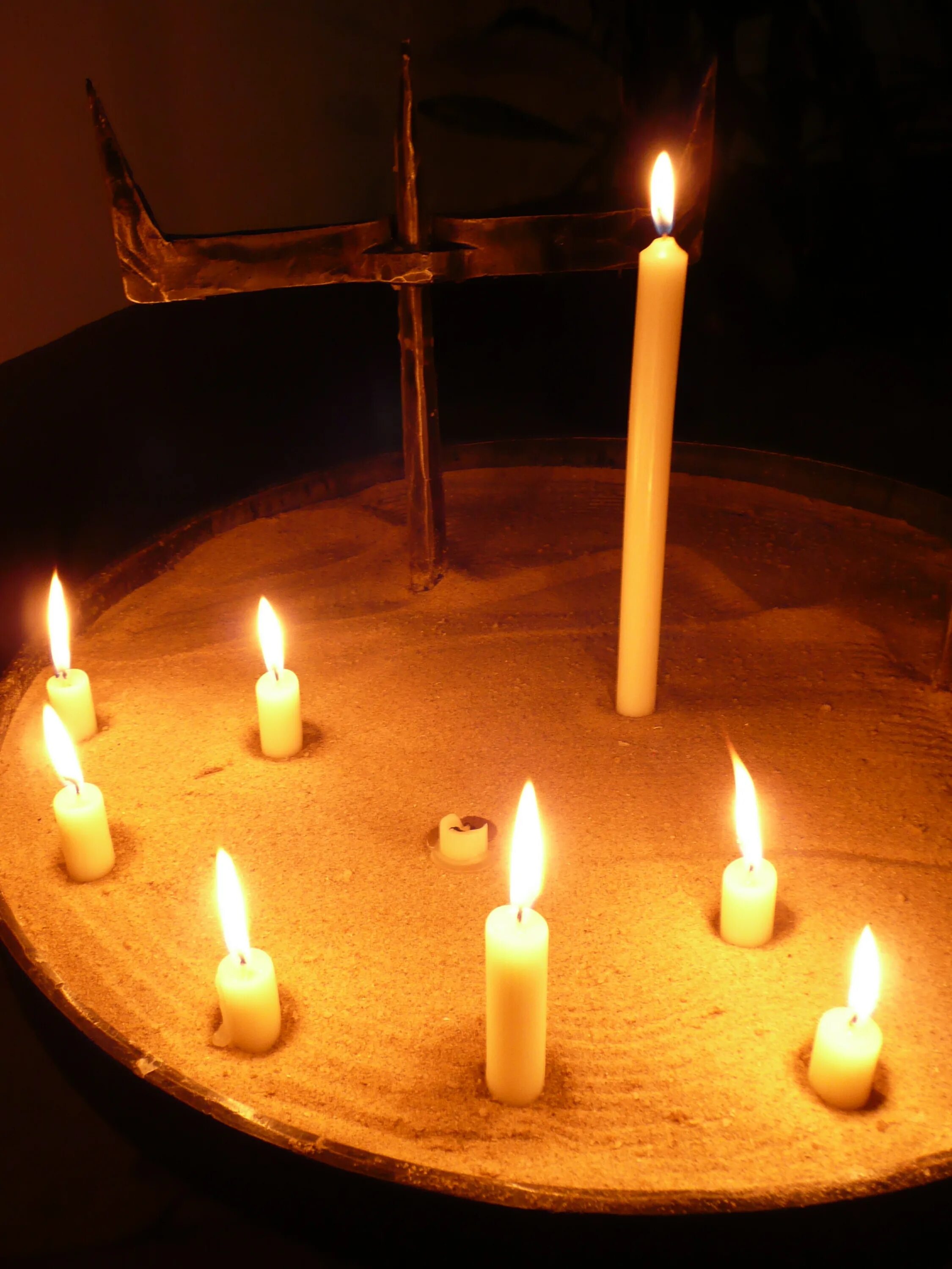 свечи в церкви. ведьмины свечи. горящие свечи в церкви. свечи в храме на рождество. свеча очищение.