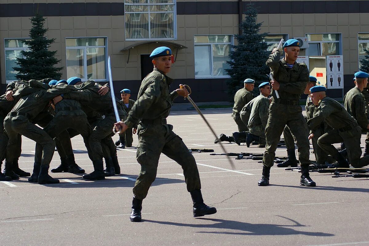 Рязанское высшее воздушно десантное училище. РВВДКУ имени в.ф.Маргелова. Училище Маргелова Рязань. РВВДКУ курсанты 2020. РВВДКУ Рязань присяга 2020.