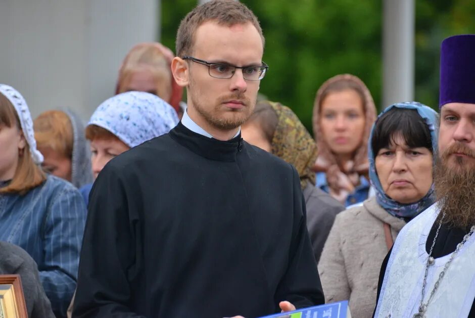 Встреча священника с молодежью. Женщина и священник в храме. Греческие монахи. Греция афон священники. Здороваться с батюшкой.