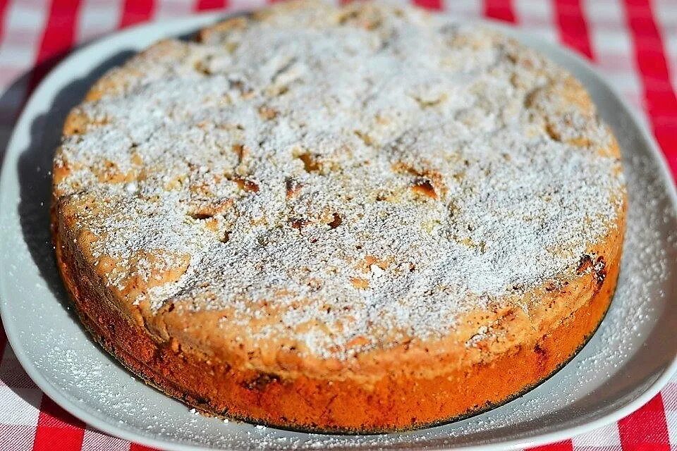 Рецепт пышной шарлотки без разрыхлителя. Яблочный пирог с сахарной пудрой. Гренни шарлотки яблоками. Рецепт пышной шарлотки без разрыхлителя. Цветаевский пирог с яблоками от юлии высоцкой.