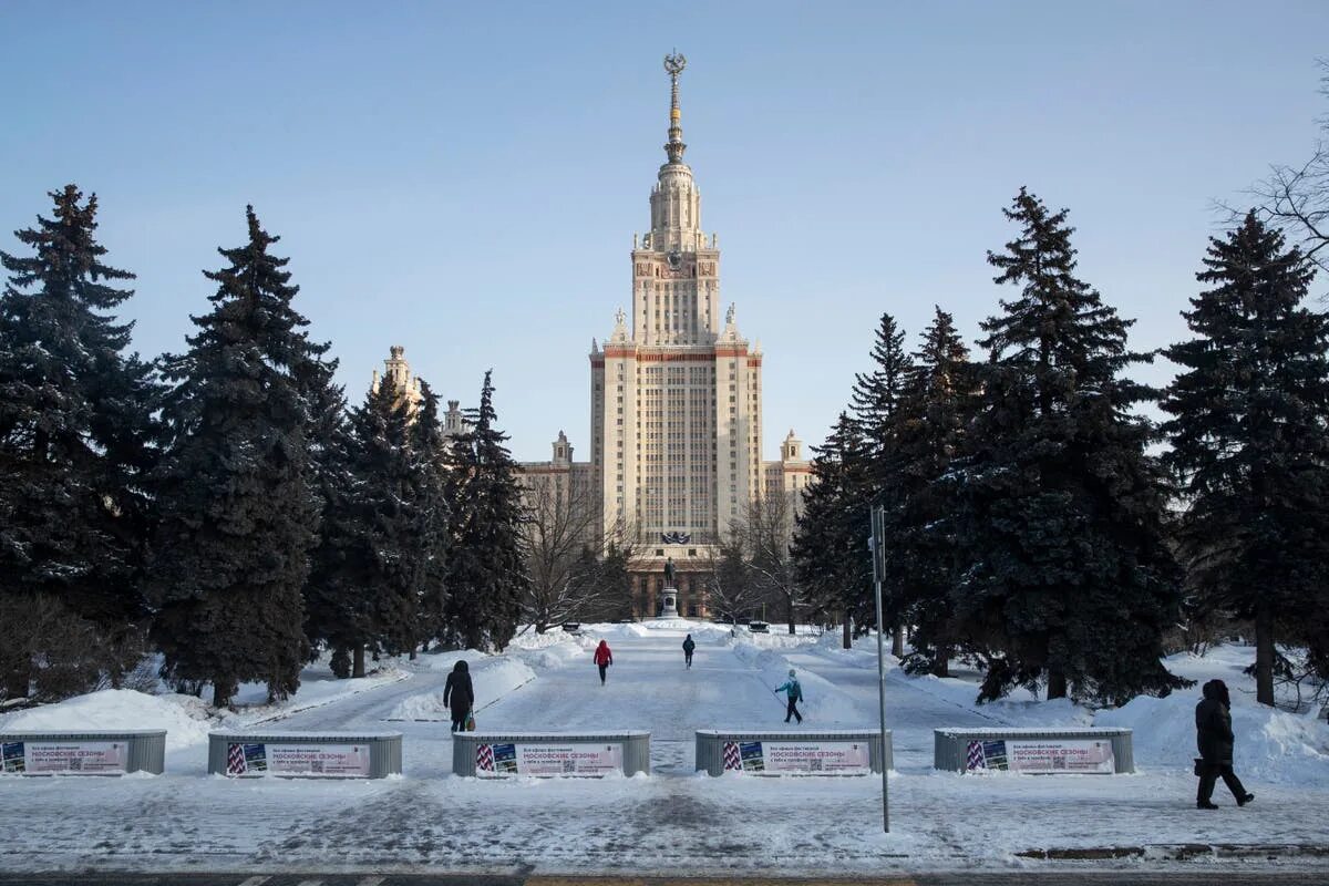 Мгу топ. МГУ Москва. МГУ зимой. МГУ снег. Воробьевы горы зимой.